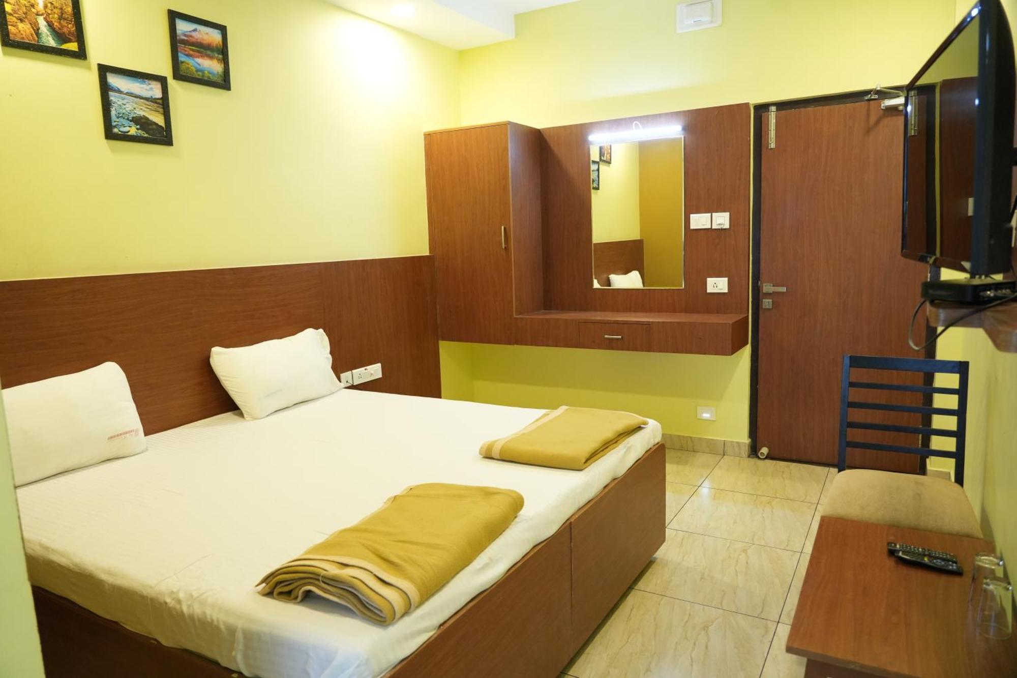 Hotel Sri Krishnan Residency Pollāchi Exterior foto
