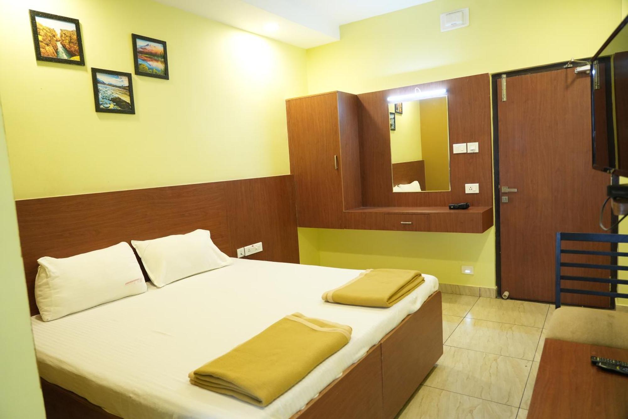 Hotel Sri Krishnan Residency Pollāchi Exterior foto