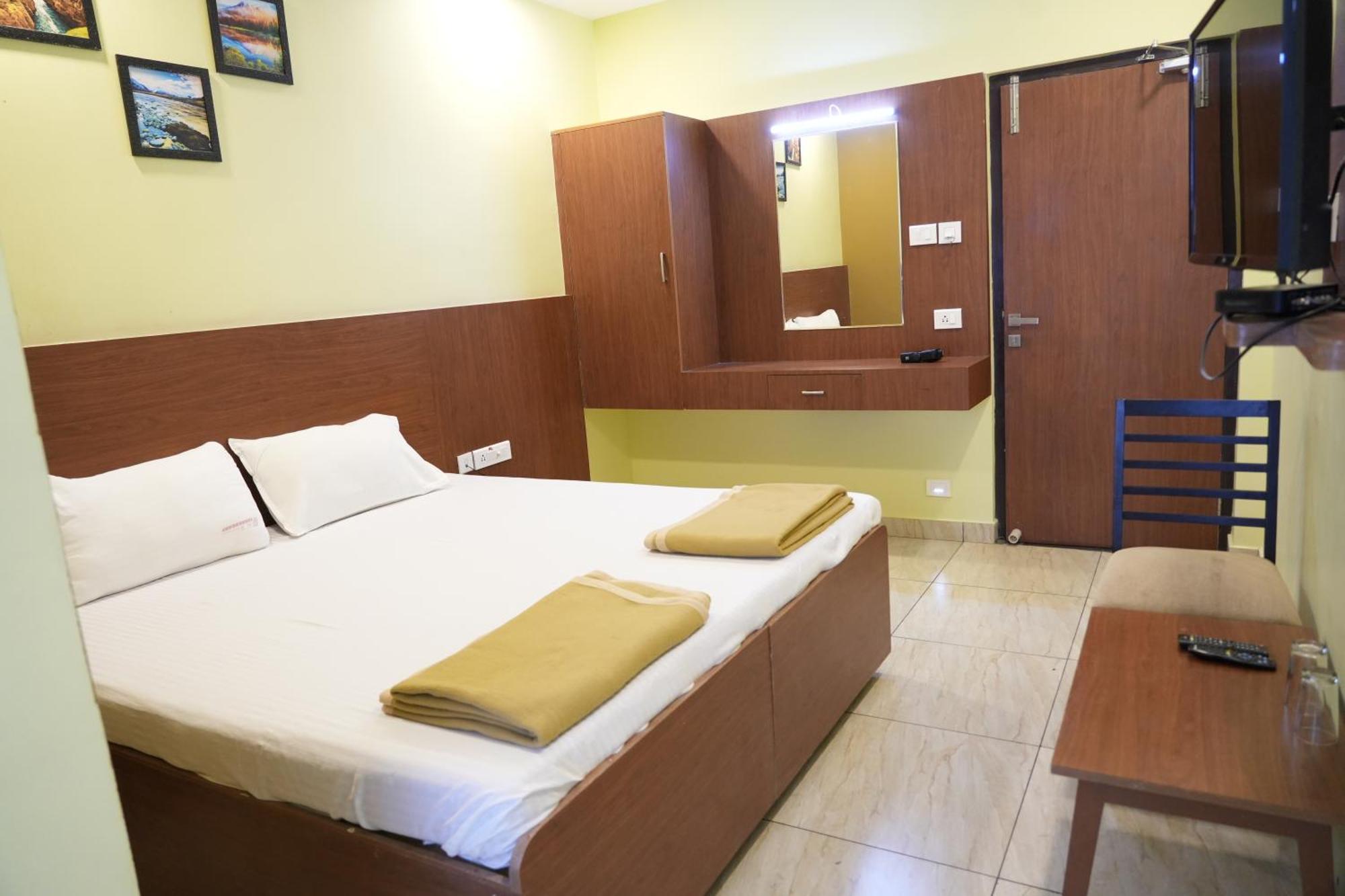 Hotel Sri Krishnan Residency Pollāchi Exterior foto