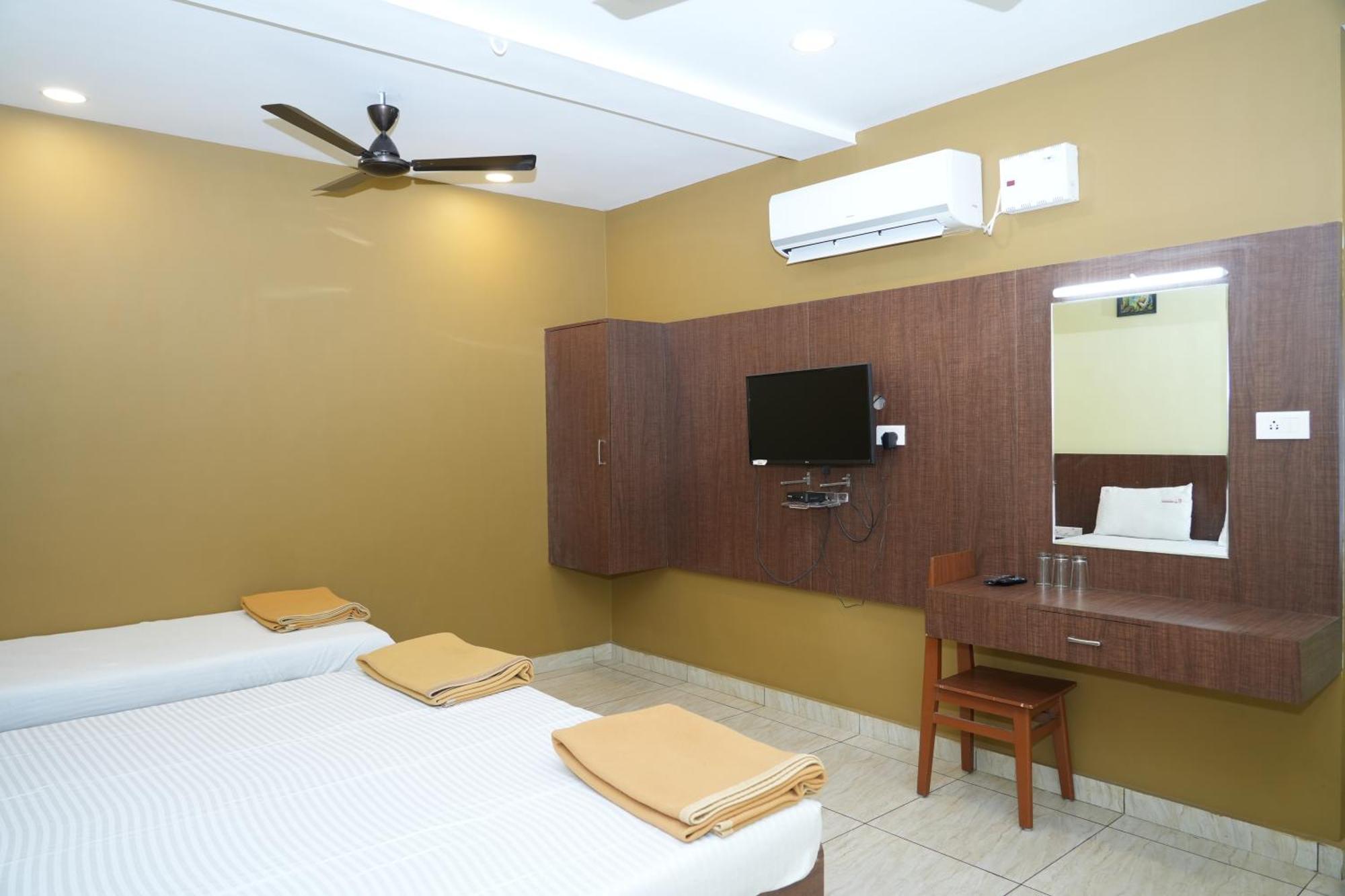 Hotel Sri Krishnan Residency Pollāchi Exterior foto
