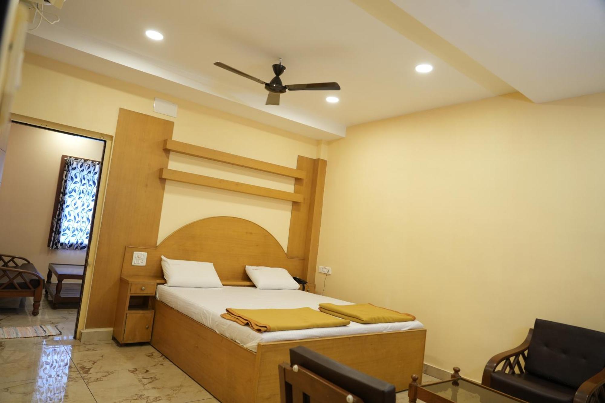 Hotel Sri Krishnan Residency Pollāchi Exterior foto